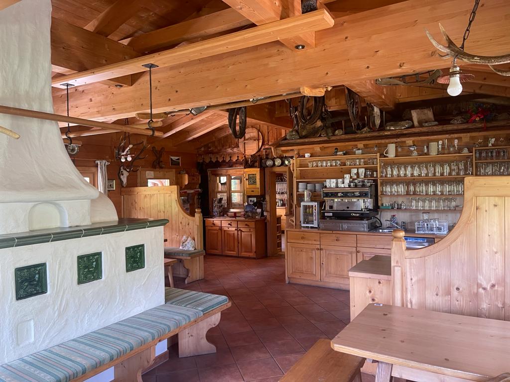 Kachelofen und rustikaler Thekenbereich in der Stube